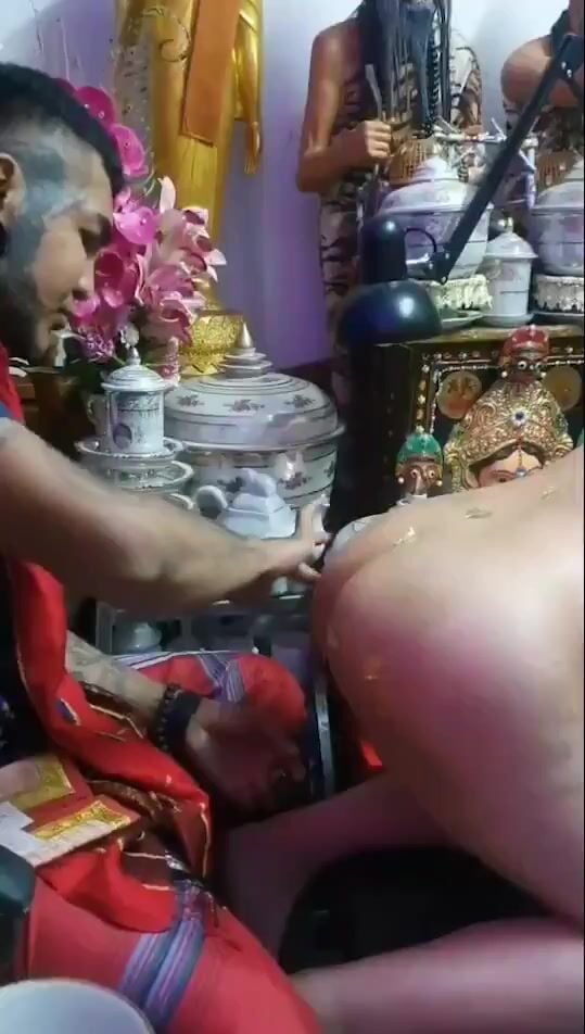 Em gái 16 tuổi nhờ thầy làm bùa yêu, ai dè thầy vừa làm phép vừa bú lồn.